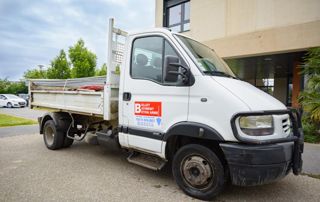 camionnette de l'entrepreneur en construction bellet